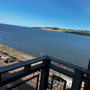 Apartment River View Apartment: Oasis With Balcony And Sports Tv, Dundee
